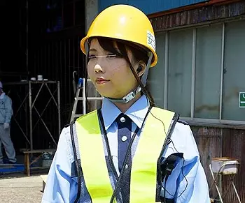 女性交通誘導員中出しレイプ！納品に向かった工場で出会ったのは可愛い交通誘導員&hellip;死角に誘いだして襲撃！