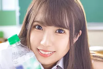和久井美兎はプールサイドで指マンされてから仁王立ちフェラ！ハードなセックスで喘ぎまくりながら顔射！