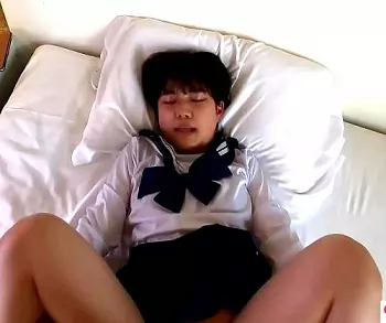 パパ活ひよこ少女&times;潮吹きイキ｜18歳の制服JKが、オジサンに何度も絶頂させられる。正常位で種付け