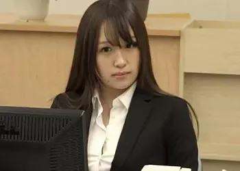 リモートワーク中の彼女にイタズラ！上司とリモート会議中に彼氏が彼女の下半身を責める！