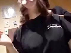 『クソでっけぇｗ』見るからに巨乳な居酒屋店員を脱がせたら想像超えのパイオツに勃起が収まらないので辱めながら犯したった