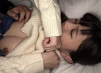 【失禁おもらし調教】ハーフアイドル顔のポニーテールおっぱいメガネロリ新人を電マに手マンおしっこイキさせ羞恥ハメさせる