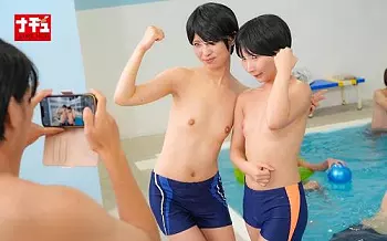 【つるぺた女子&times;男水着】県民プールで貧乳女子2人が男水着チャレンジしたらバレてしまいおじさんに汚チンポ挿入されてしまう