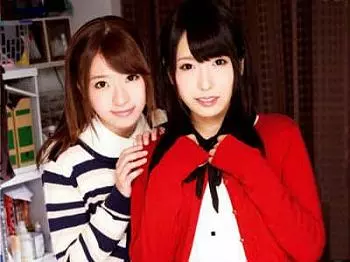 人気AV女優がM男ファンへ自宅訪問して2人がかりで弄ぶ 有村千佳 初美沙希