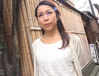 アラフィフ人妻と中出しセックス！49歳とは思えない、引き締まったプリ尻美脚の「まりさん」