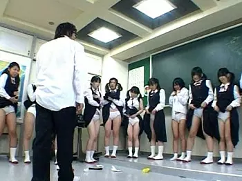 いつも女子生徒にバカにされてる男性教師がついにブチギレ！強烈ビンタを皮切りに全員に強制オナニー、セックス強要！