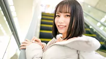 清楚なベールの下に隠された、駐車場への憧憬と制御不能な衝動。才色兼備な22歳が初めてのカメラの前で、教職への夢も忘れて悦
