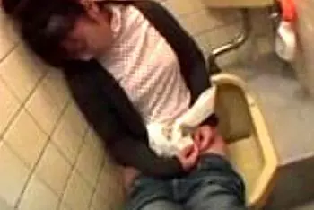 ※個人撮影・投稿・ヤバイやつ※居酒屋のトイレで泥酔している美人女子大生を無許可中出し種付けハメ撮り鬼畜昏睡レイプ！