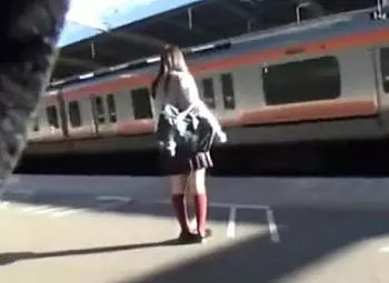 【閲覧注意&times;隠し撮り】タイプの美少女女子校生を電車内で痴漢！スカートの中に手を伸ばし乳首をいじる！太ももに射精したら&hellip;