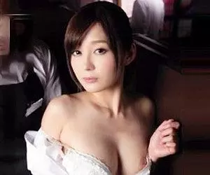 信頼してた店長に襲われる看板娘の美人店員。店内で声我慢を強いられながらもバックでガンガン犯される