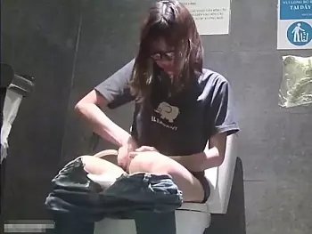 【盗撮動画】女子トイレ危険映像！美人メガネギャルのマンコを弄くりオナニーしてる奇跡の一部終始ｗｗｗ