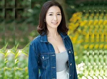 〈熟女〉『不安でいっぱいです&hellip;♡♡』男優チンポに興味津々な人妻熟女がAVデビュー！濃厚ベロキスでスイッチ入る巨乳な奥さん