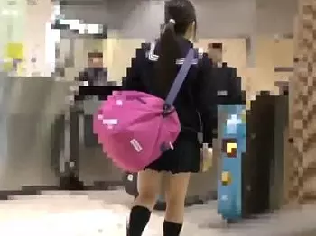 【削除注意＋痴漢レイプ】『このJKに手マン&hellip;』ミニスカ制服JKを駅から電車内までストーカーし赤外線で逆さ撮り盗撮しつつ&hellip;
