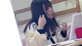 【沙月恵奈/女子大生】部屋で化粧中のスレンダー娘がエロすぎ！