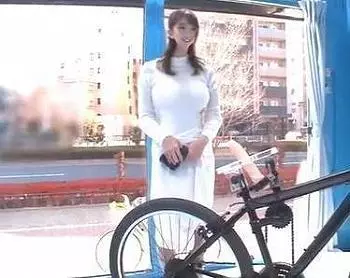 ママチャリに乗ってた美人若妻をナンパしてディルド付きママチャリに乗せ潮吹きさてせガン突きセックスで寝取る