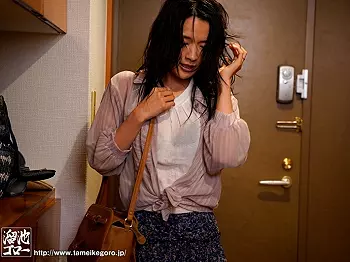 冷えた身体を摺り合わせお互いを求め暖め合う不倫NTRセックス絶頂アクメに溺れる淫乱エロ美熟女人妻！