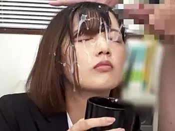 【女教師】職員室で休憩中の先生に連続ぶっかけ&hearts;ザーメンまみれでコーヒー&おやつ～咀嚼中の口内見せ！