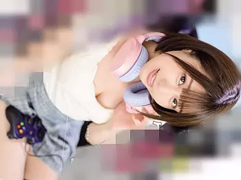 ［唯井まひろ/鬼～M字開脚娘、エロ動画］やだやだっ挿ってるの丸見え！引き籠りの太もも乙女が馬乗りで巨根を味見しちまうぜW